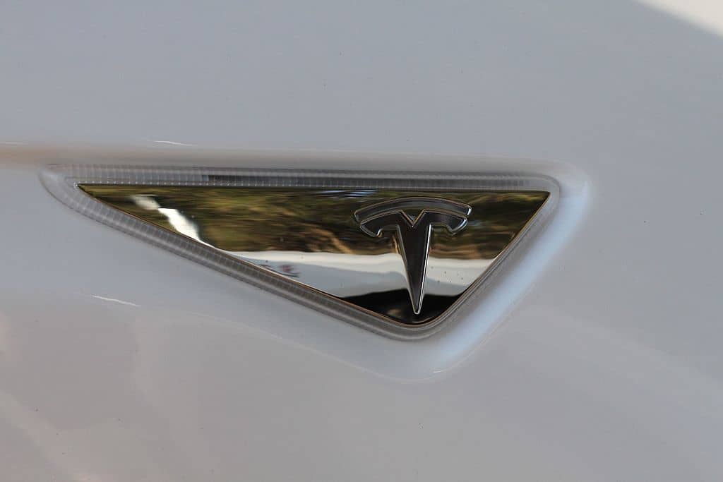 2016_Tesla_Model_S_90D_hatchback_(27778403386)