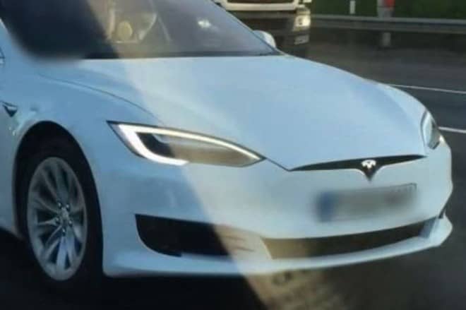 Tesla-driver-in-passenger-seat-video