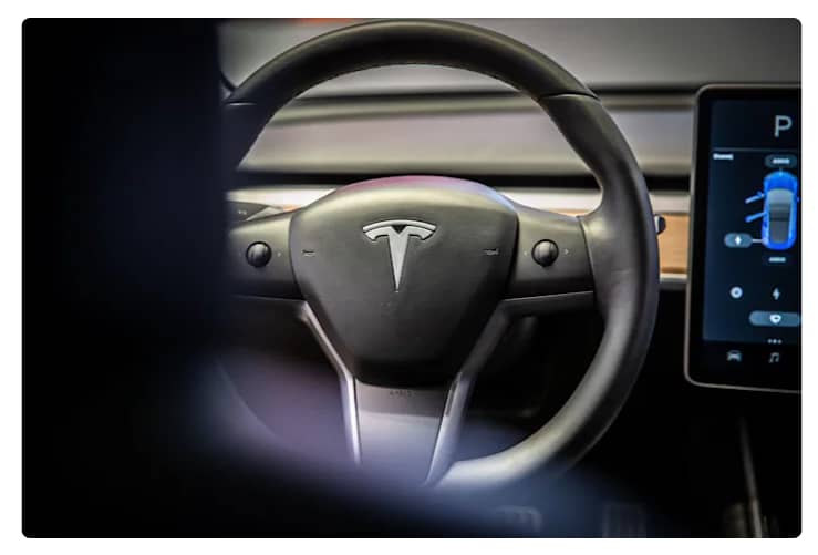 Tesla steering wheel 11.5.21